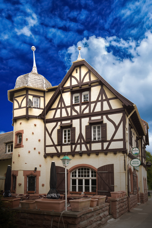 Irish-House-blauer-Himmel-500×750